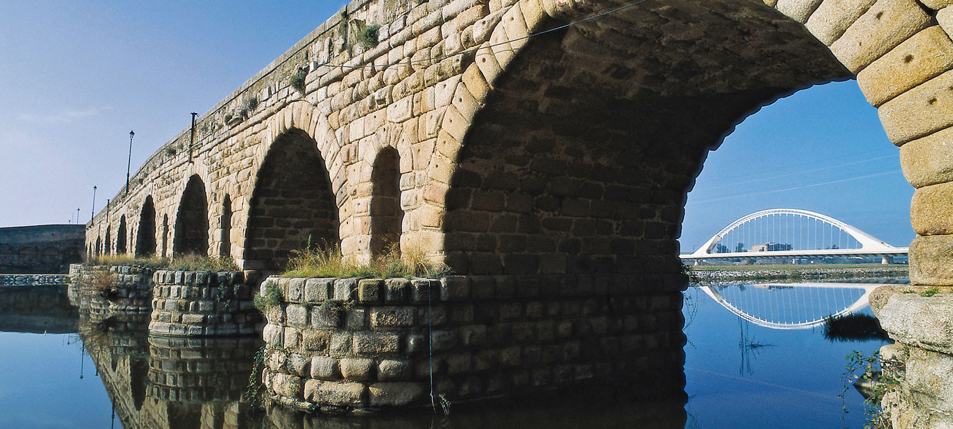 The Puente Romano Roman bridge in Mérida with the Lusitania bridge, designed by Santiago Calatrava, in the background. Badajoz