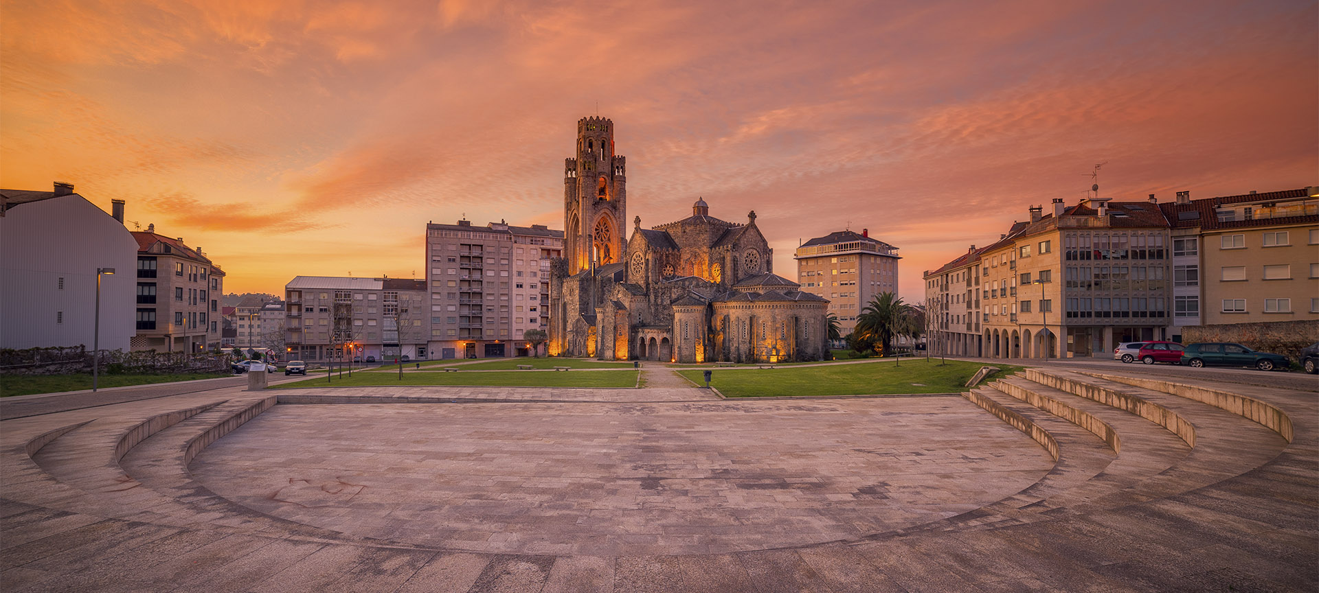 El Templo de la Veracruz presidiendo la panorámica de Carballiño, en Ourense (Galicia)