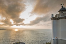 Vue de la mer Cantabrique depuis la Costa de Dexo avec la Tour d’Hercule à l’horizon. La Corogne