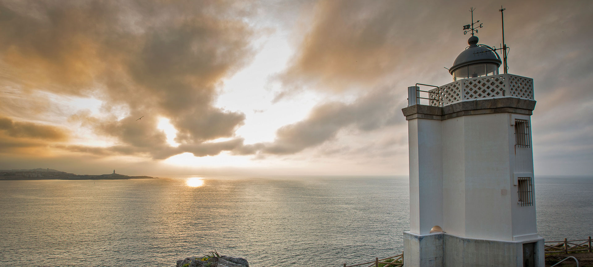 Widok na Morze Kantabryjskie z wybrzeża Dexo z Wieżą Herkulesa na horyzoncie. Coruña