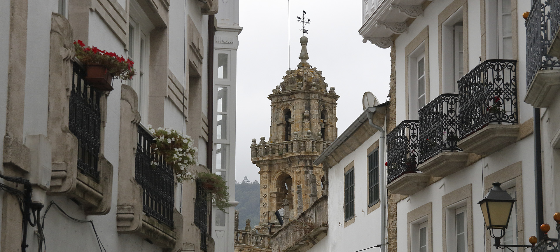 Vue de la cathédrale entre les rues de Mondoñedo (province de Lugo, Galice)
