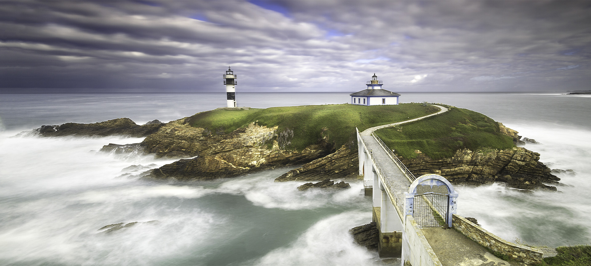 Vue du phare de l’île Pancha à Ribadeo (province de Lugo, Galice)
