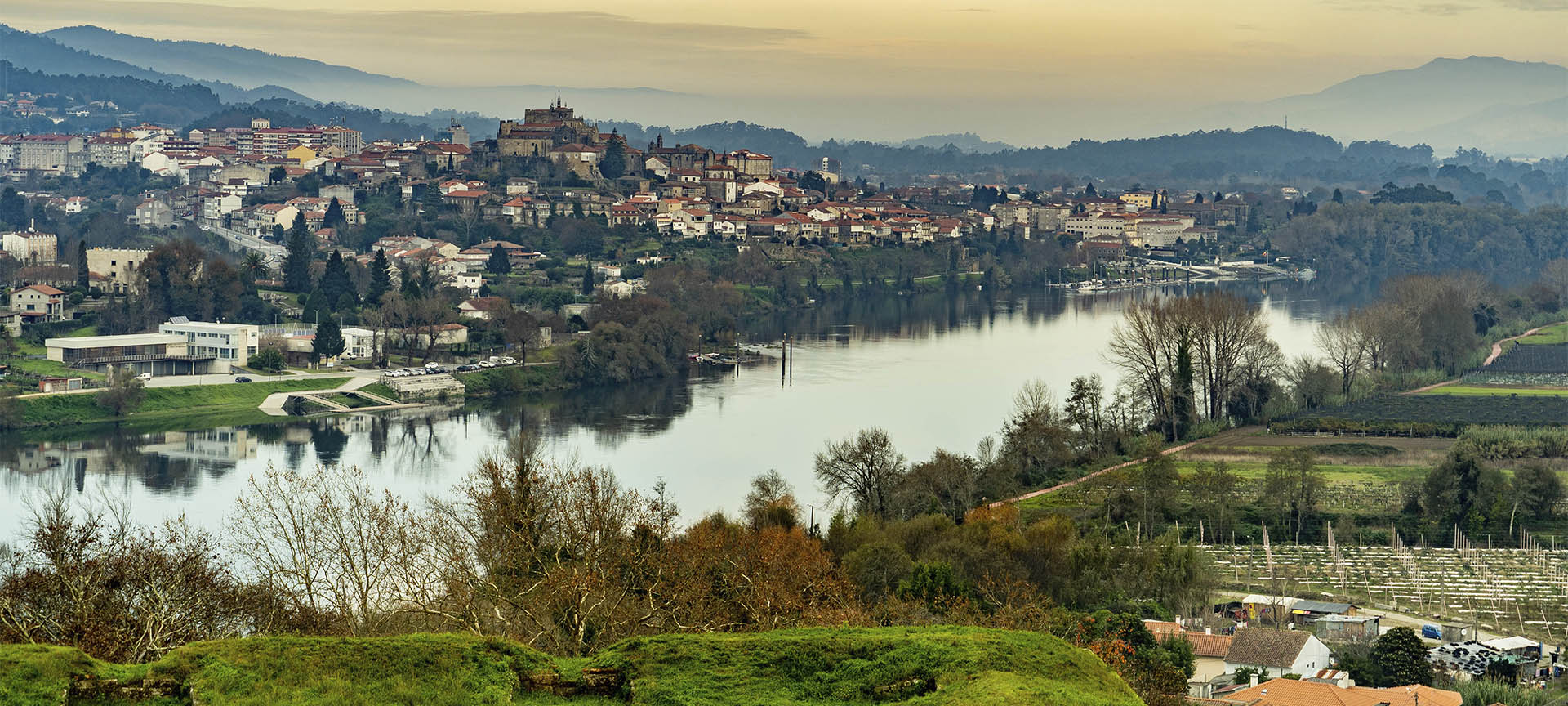 "Vue panoramique de Tui (province de Pontevedra, Galice) "