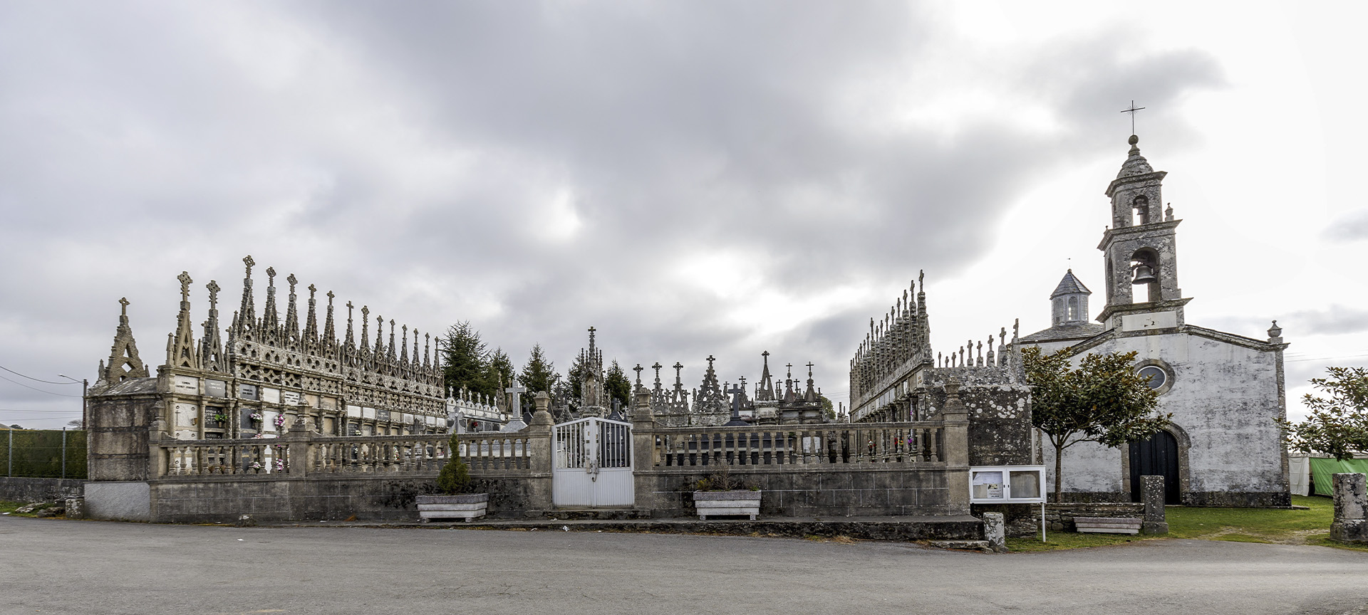 Church and cemetery in Goiriz, Vilalba (Lugo, Galicia)