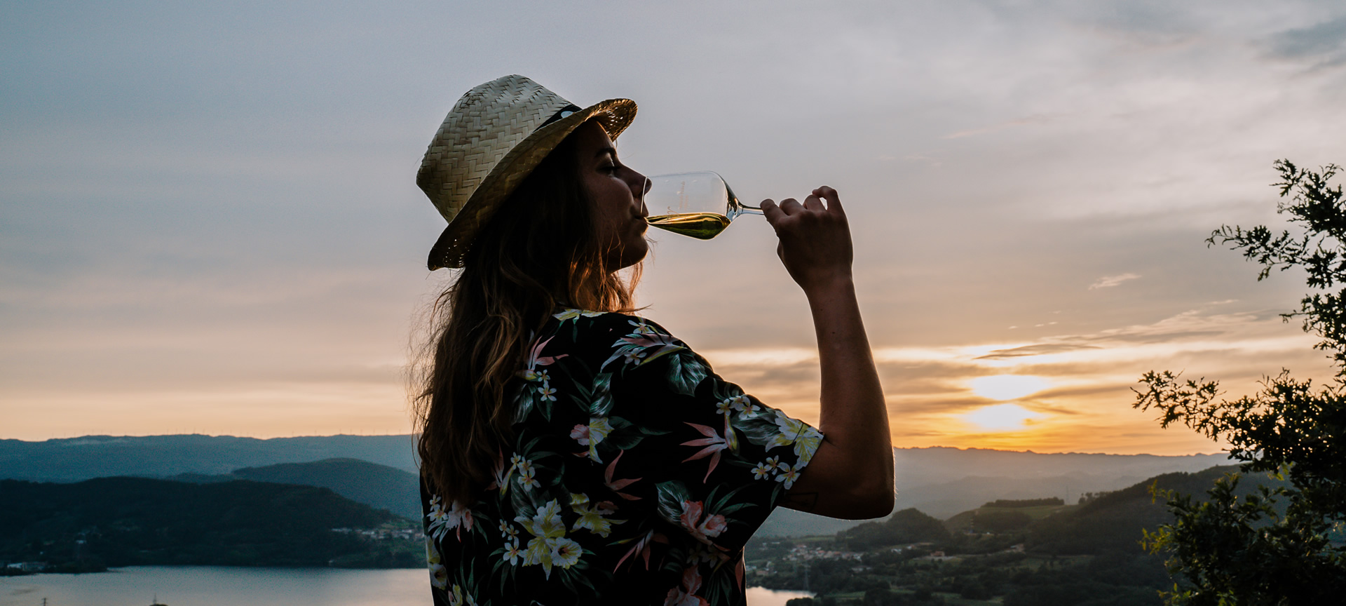 Tourist mit einem Glas Ribeiro-Wein