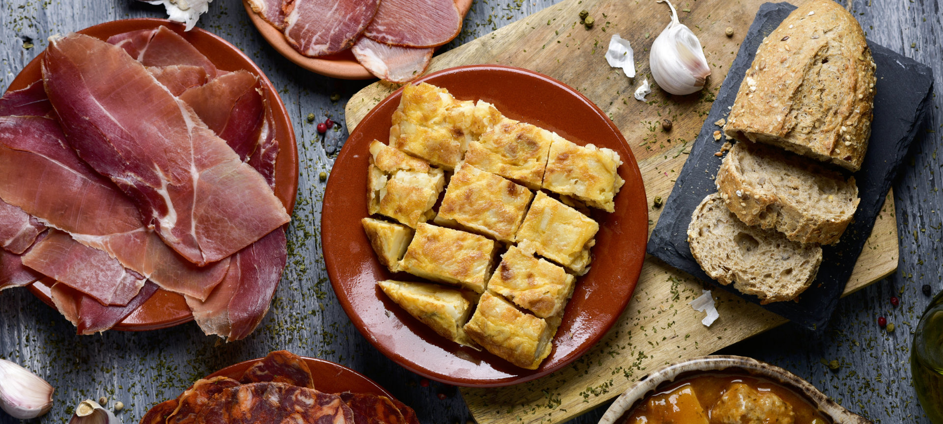 Jamón ibérico y tortilla de patatas, platos típicos de comida española.