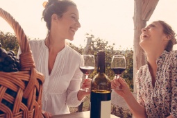 Due ragazze che bevono vino