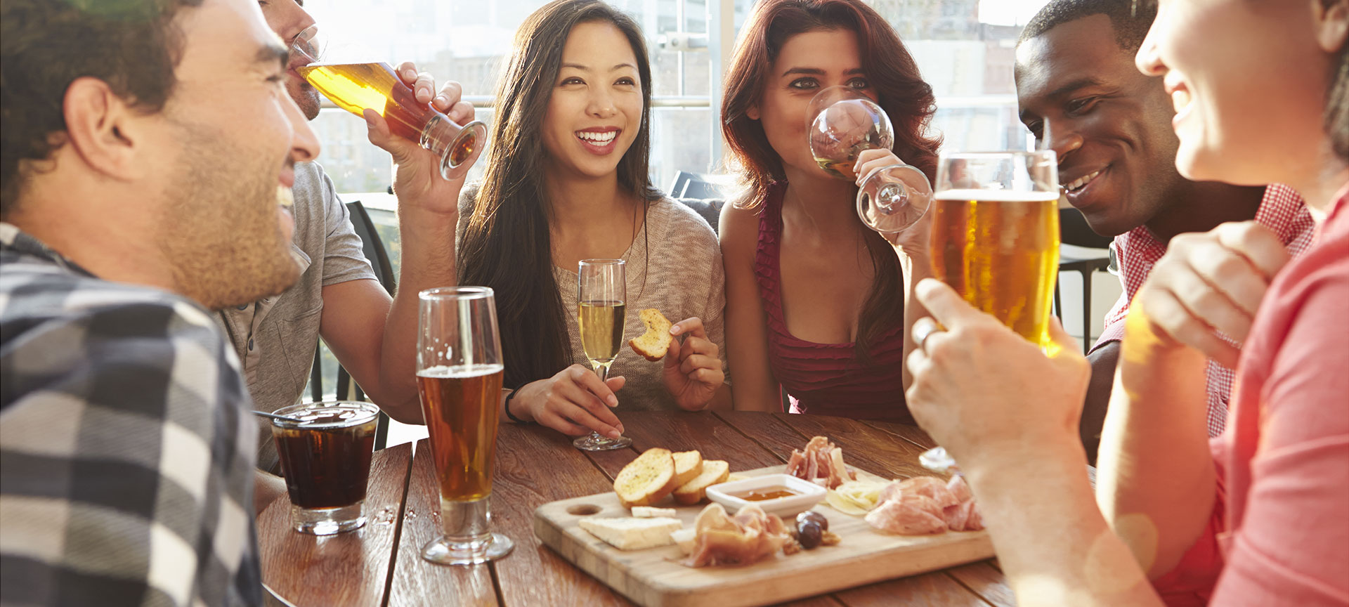 Des amis dégustent quelques tapas sur une terrasse de café