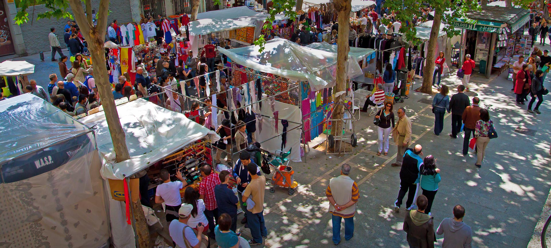 Stände auf dem Madrider Rastro-Flohmarkt. Madrid