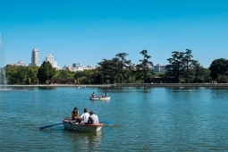 Jezioro w parku Casa de Campo w Madrycie