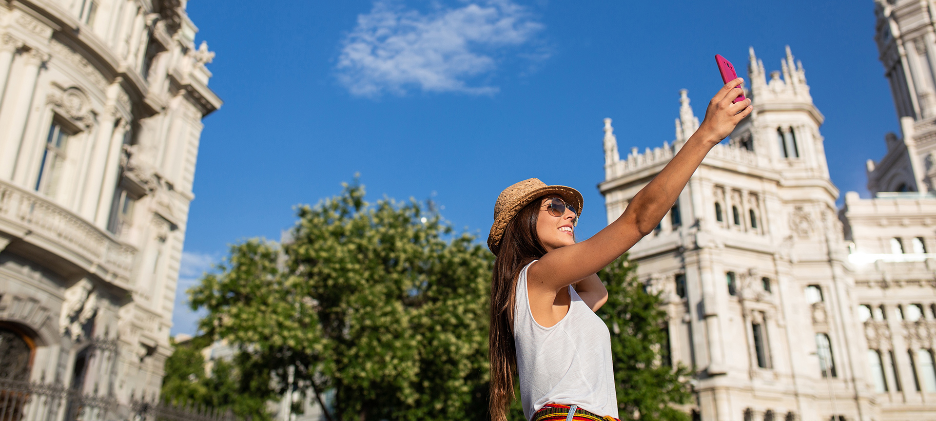 Touriste faisant un selfie sur la place de Cibeles à Madrid