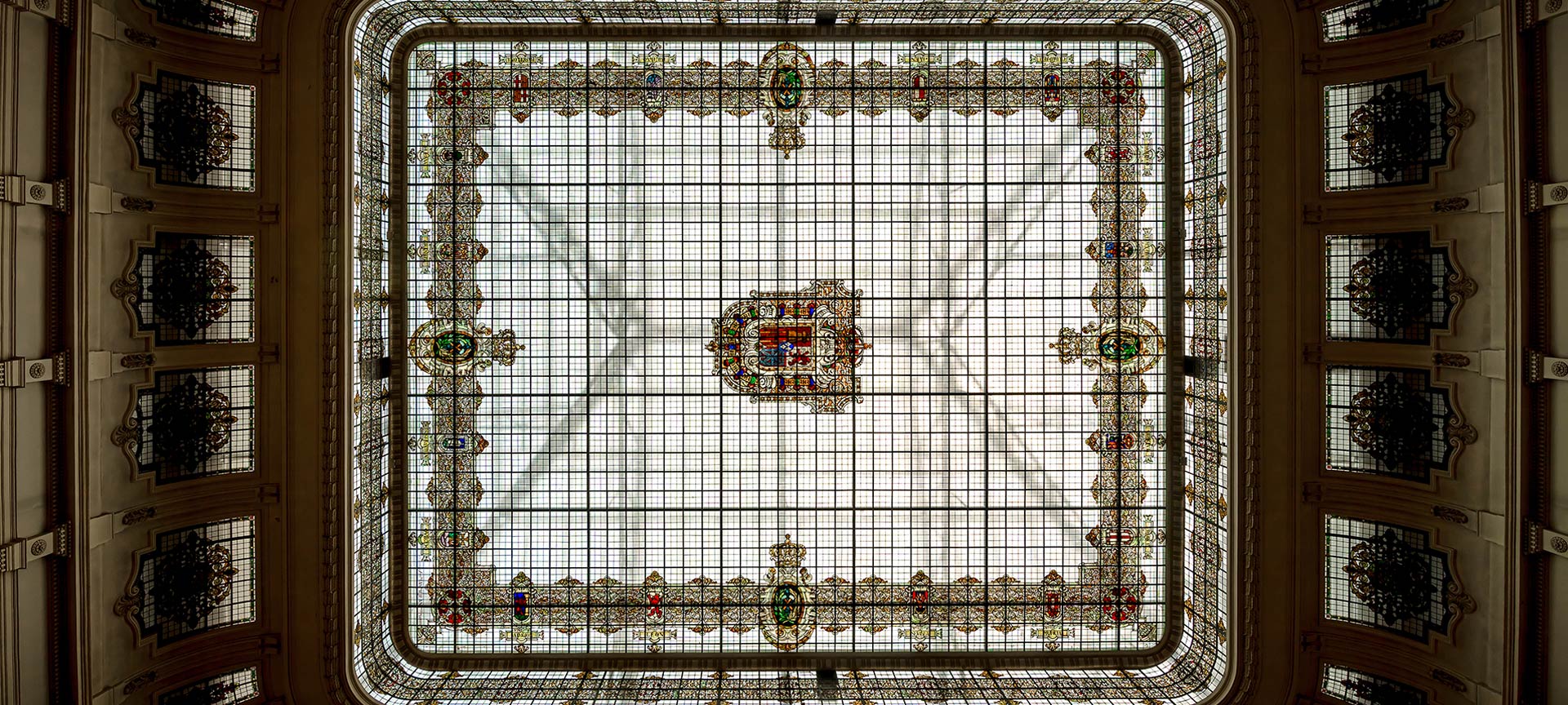 Verrière supérieure de la cour centrale. Musée géominier