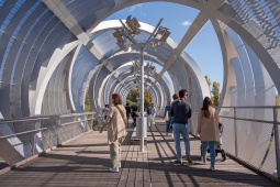 Touristen auf der Monumentalbrücke in Arganzuela