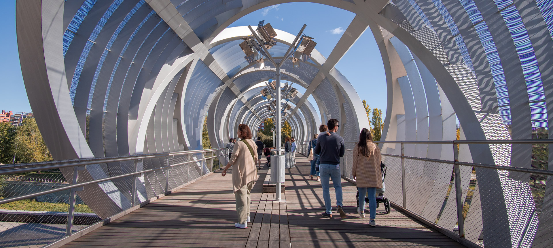 Touristen auf der Monumentalbrücke in Arganzuela