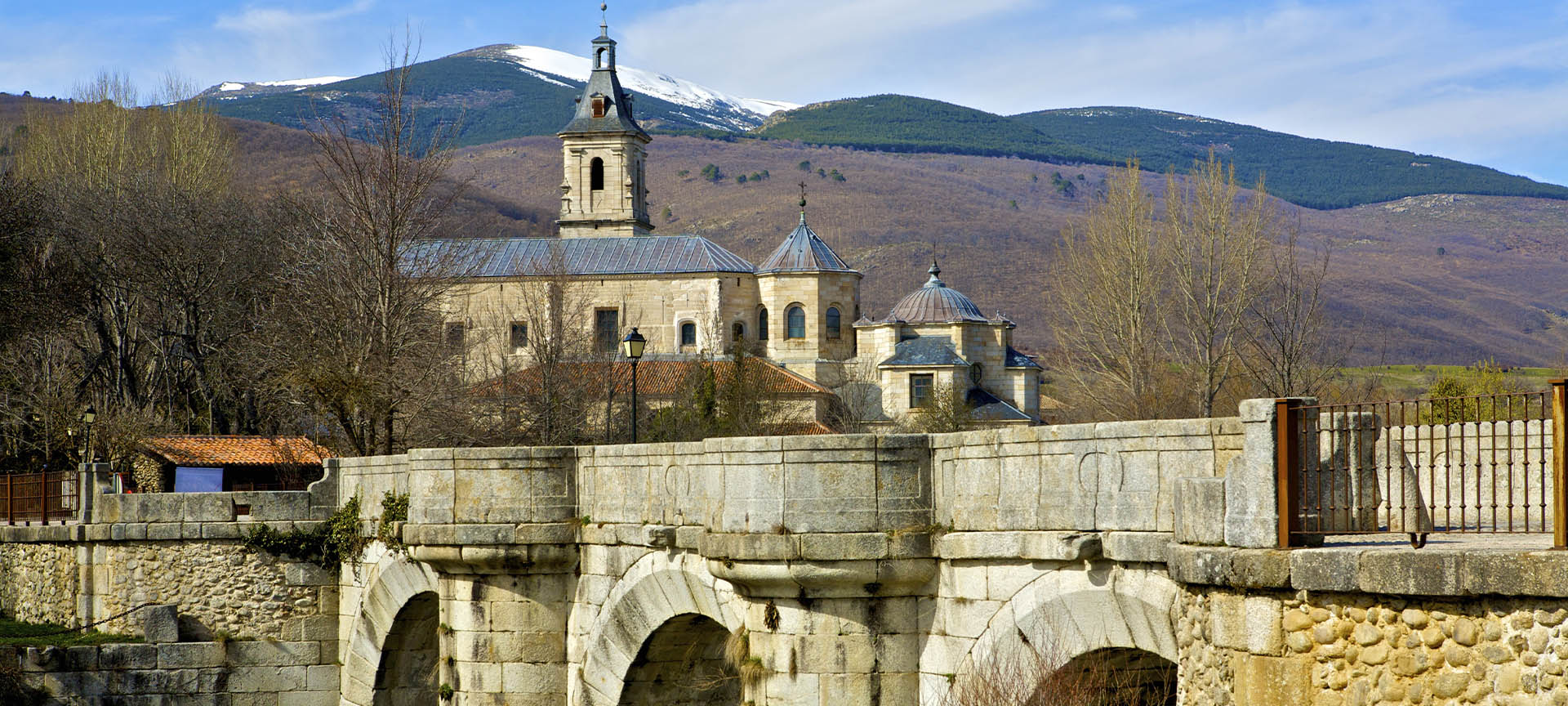 El puente del Perdón frente al Monasterio de Santa María de El Paular, en Rascafría (Madrid)