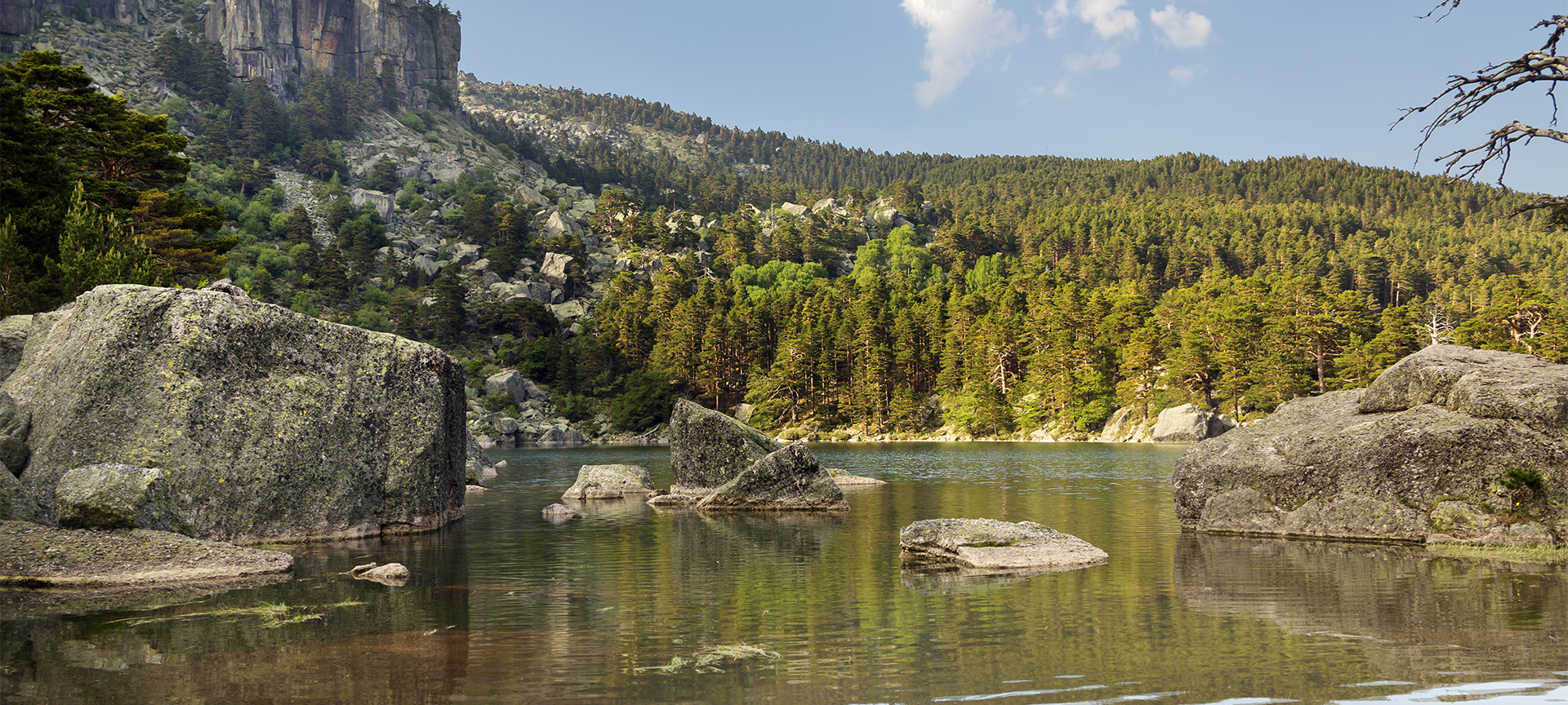 Czarna Laguna na obszarze chronionego krajobrazu Sierra del Urbión