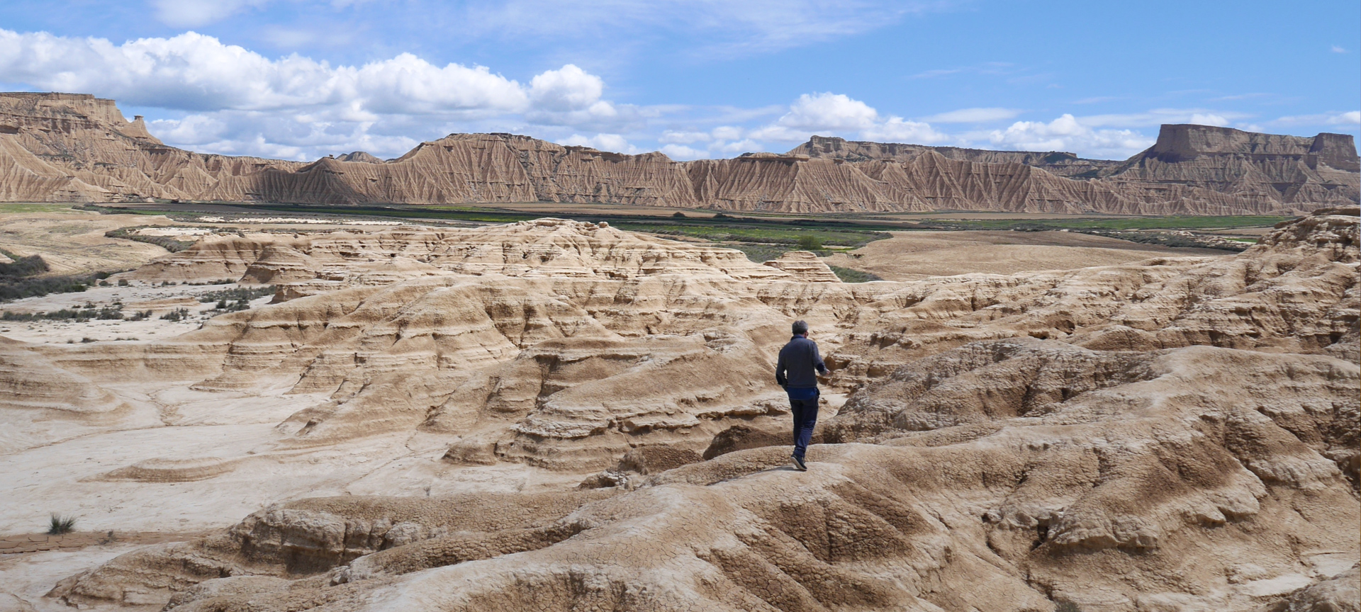 Un homme traverse le parc naturel des Bardenas Reales, en Navarre