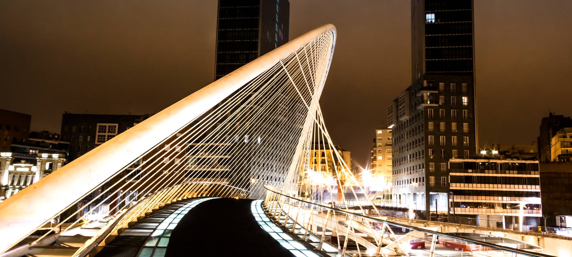 Ponte Zubizuri com a torre Isozaki ao fundo