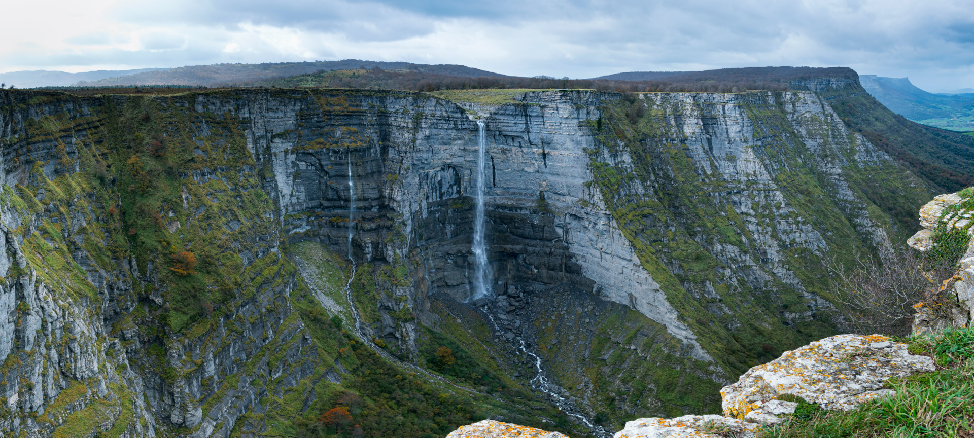 Vistas del Salto del Río Nervión, en el Monumento Natural del Monte Santiago, Álava, País Vasco