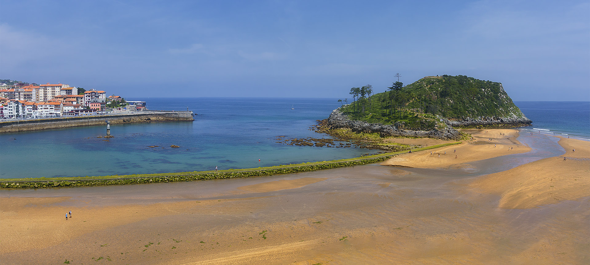 Vue panoramique de Lekeitio et son île de San Nicolás, dans la province de Biscaye (Pays basque)