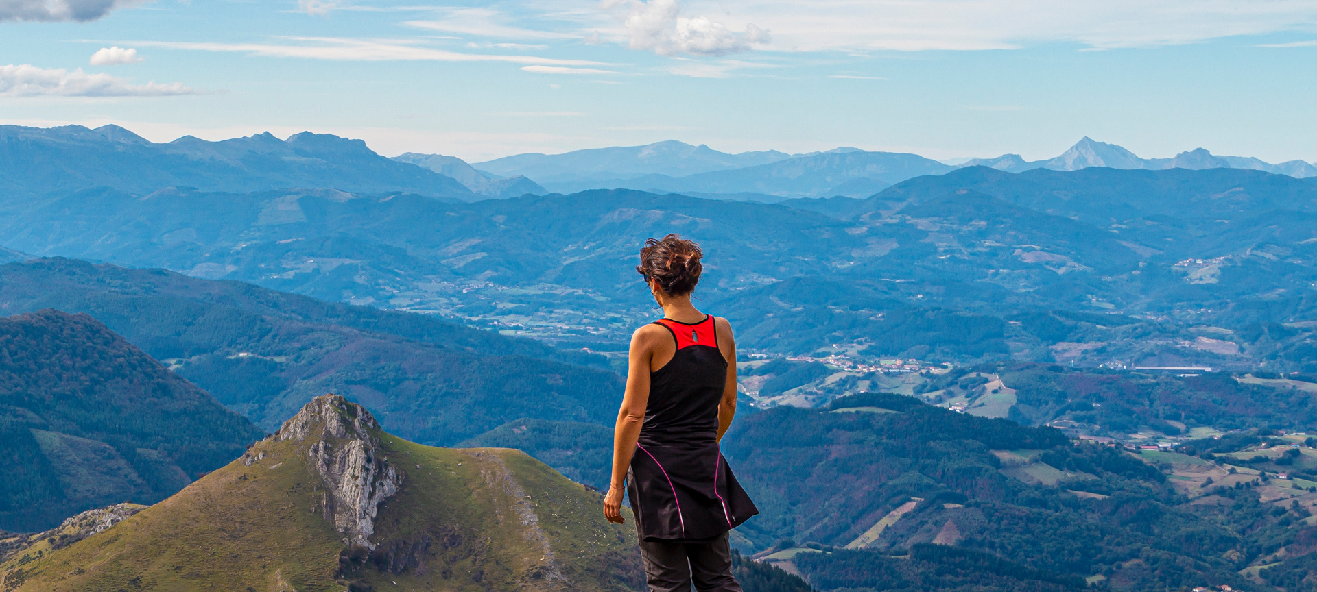 Touriste au mont Txindoki dans le massif d'Aralar en Guipuscoa, Pays basque