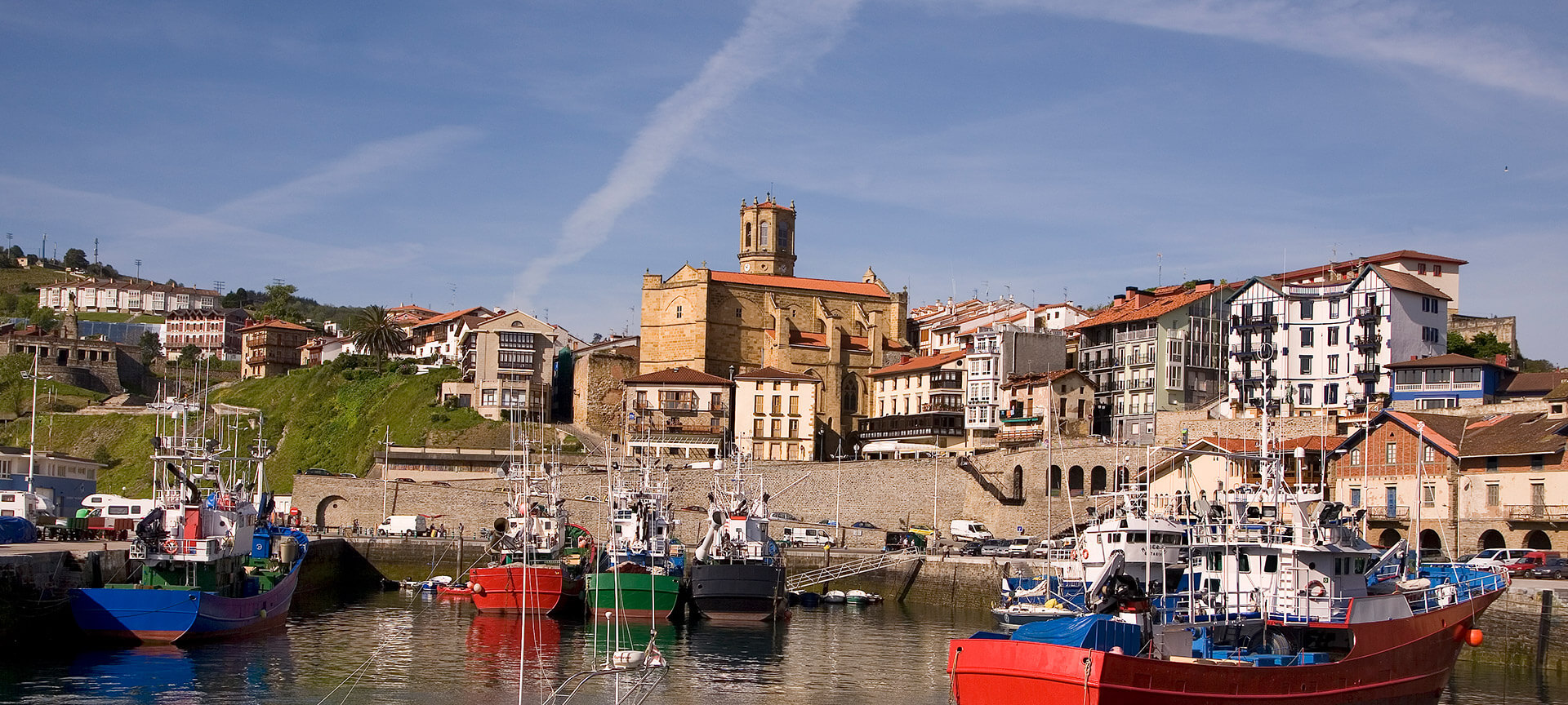 Vue du port de Getaria (province de Guipuscoa, Pays basque), avec l'église San Salvador en toile de fond