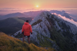 Escursionista sul Monte Anboto nel Parco Naturale dell'Urkiola, Paesi Baschi