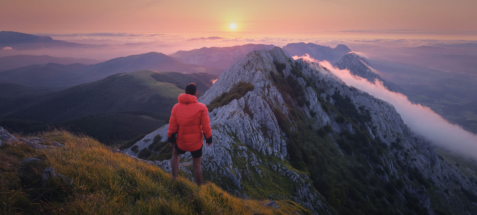  Escursionista sul Monte Anboto nel Parco Naturale dell'Urkiola, Paesi Baschi