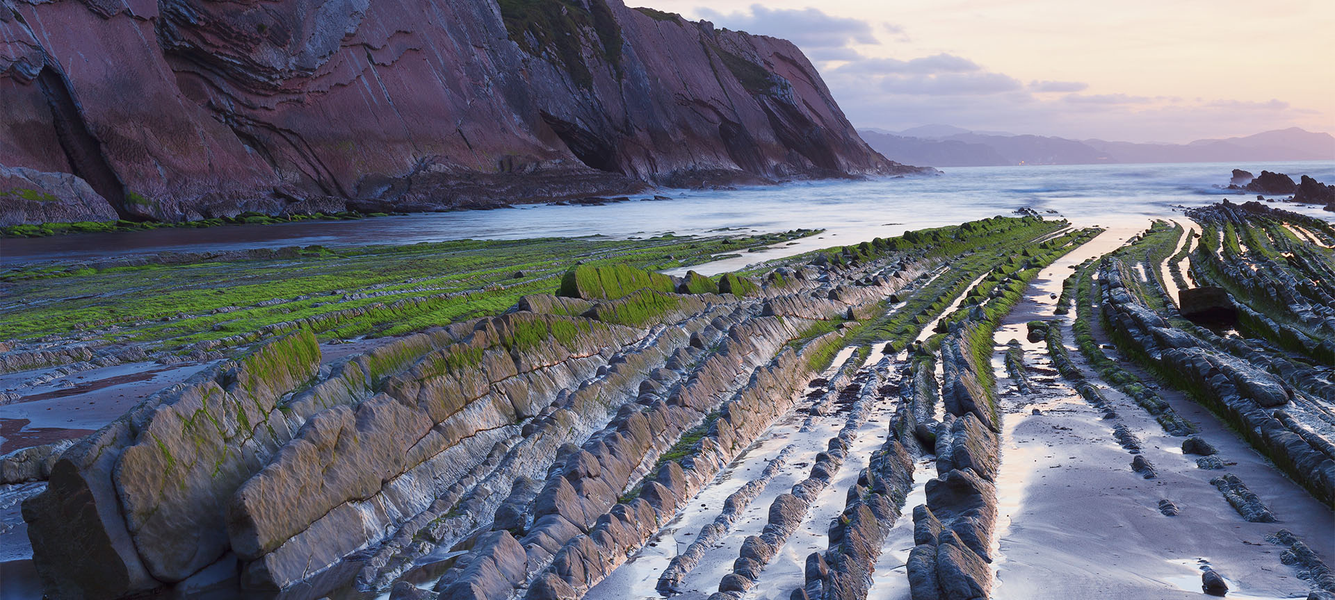 Flysch-Klippe in Zumaia (Gipuzkoa, Baskenland) am Strand von Itzurun Flysch-Klippe in Zumaia (Gipuzkoa, Baskenland) am Strand von Itzurun