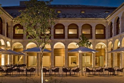 Parador de Alcalá de Henares 館内のパティオ