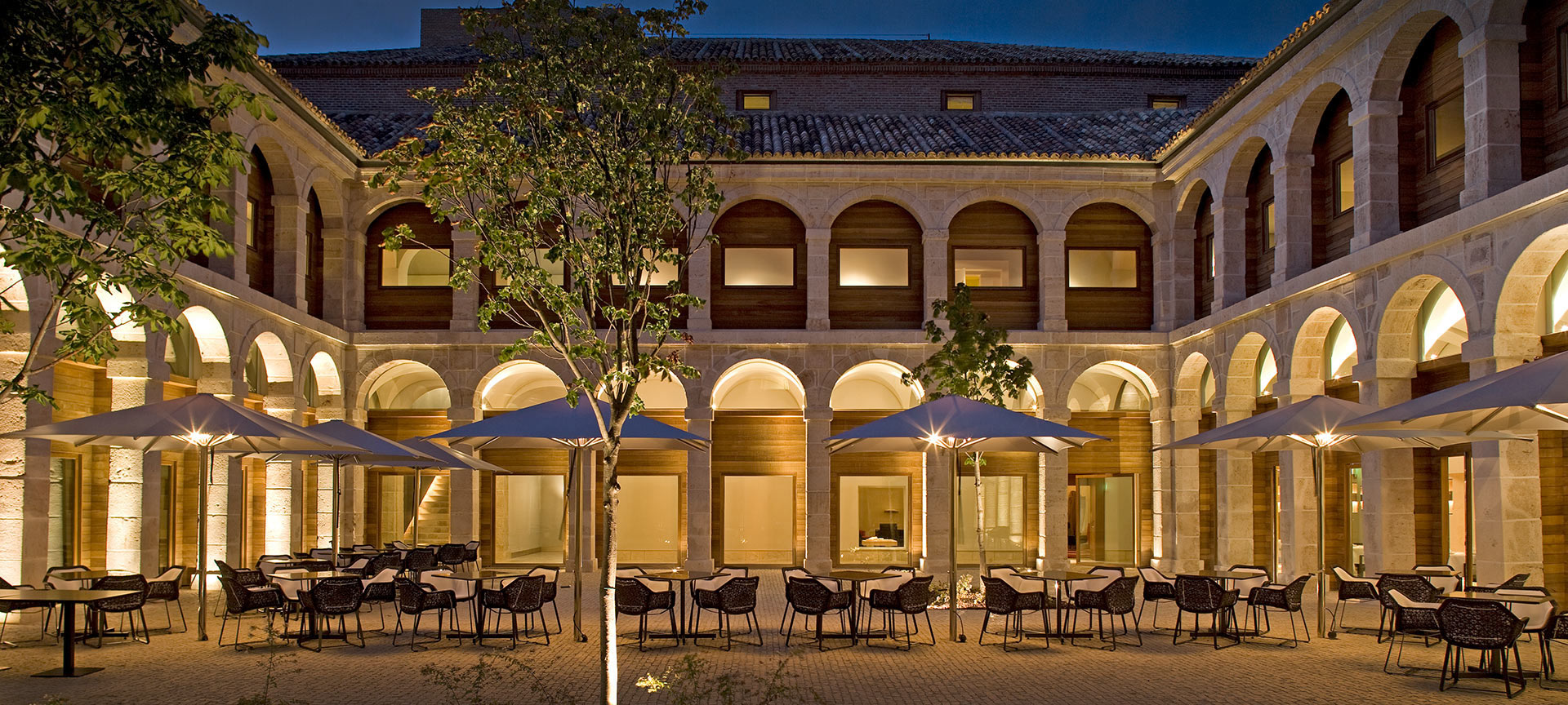 Parador de Alcalá de Henares 館内のパティオ