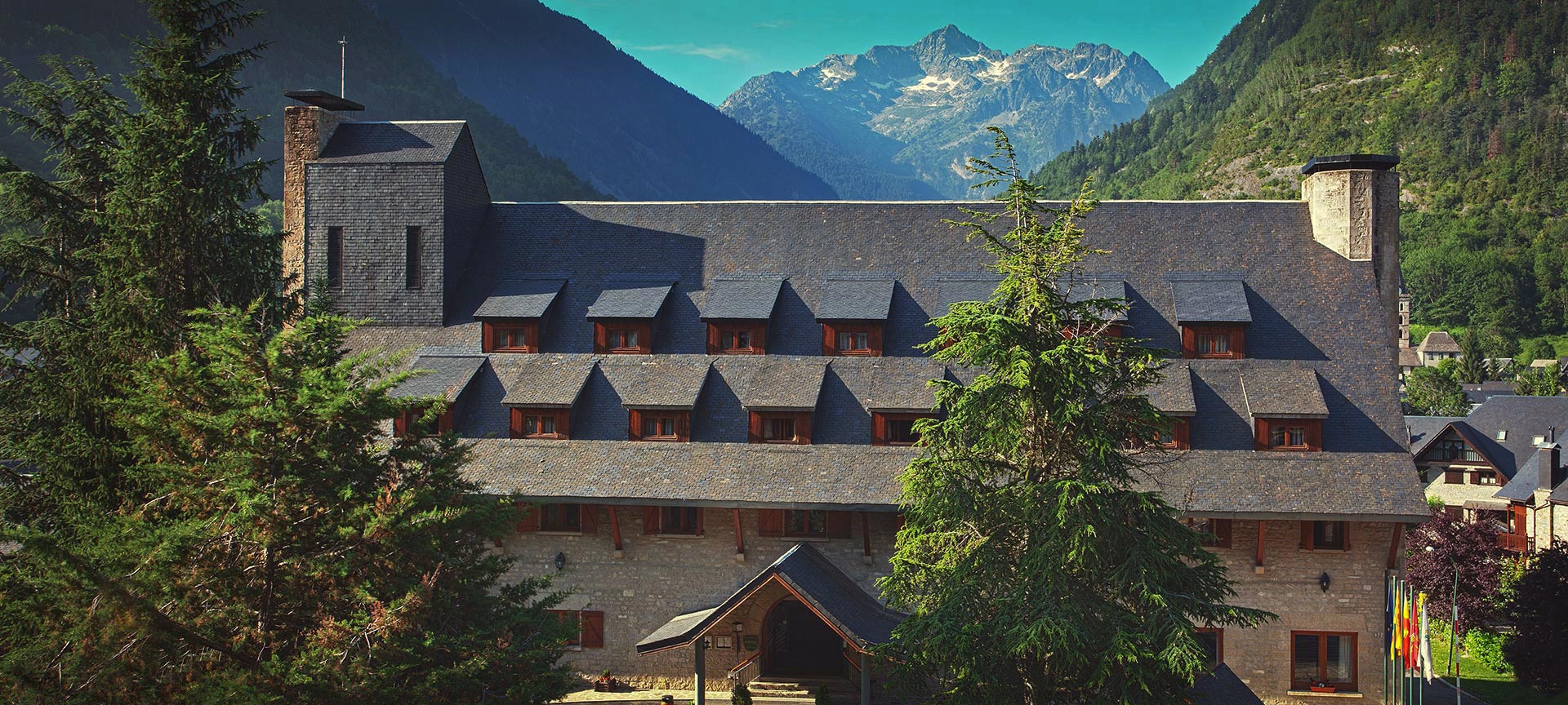 Vista exterior del Parador de Artíes