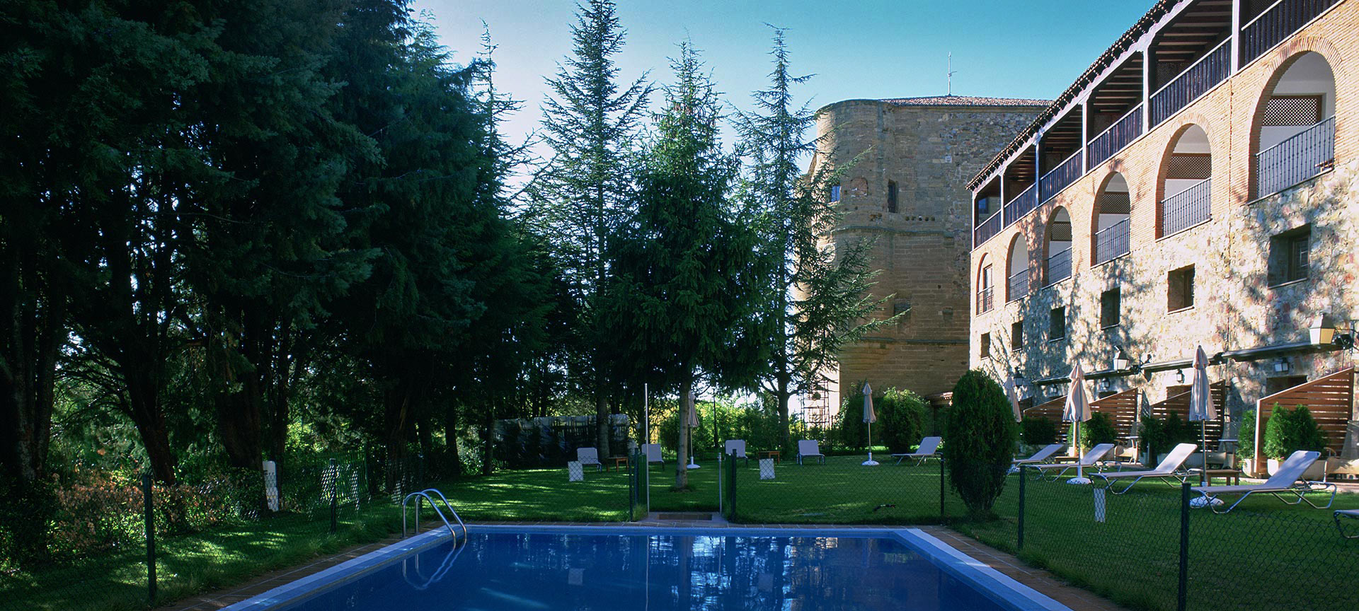Parador de Benavente の外観とプール