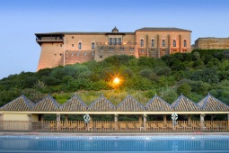 Parador de Carmona の外観とプール
