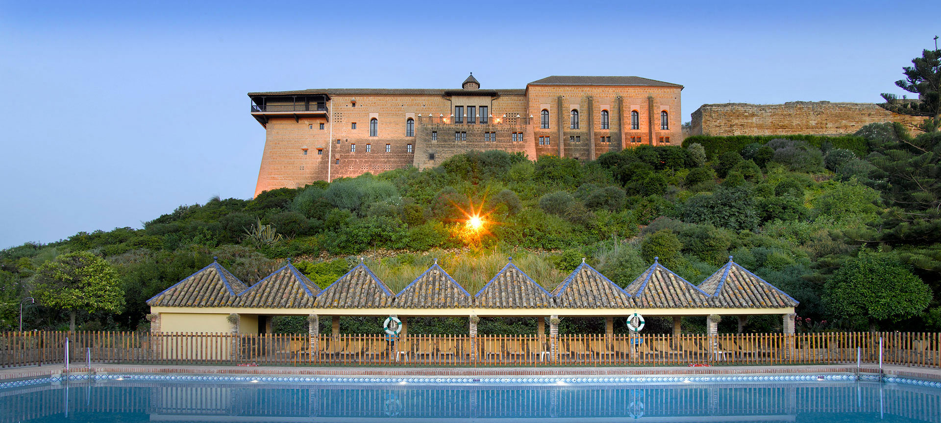 Vista exterior y piscina del Parador de Carmona
