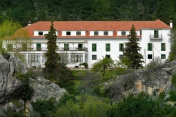 Parador de Cazorla の外観と周囲の眺め