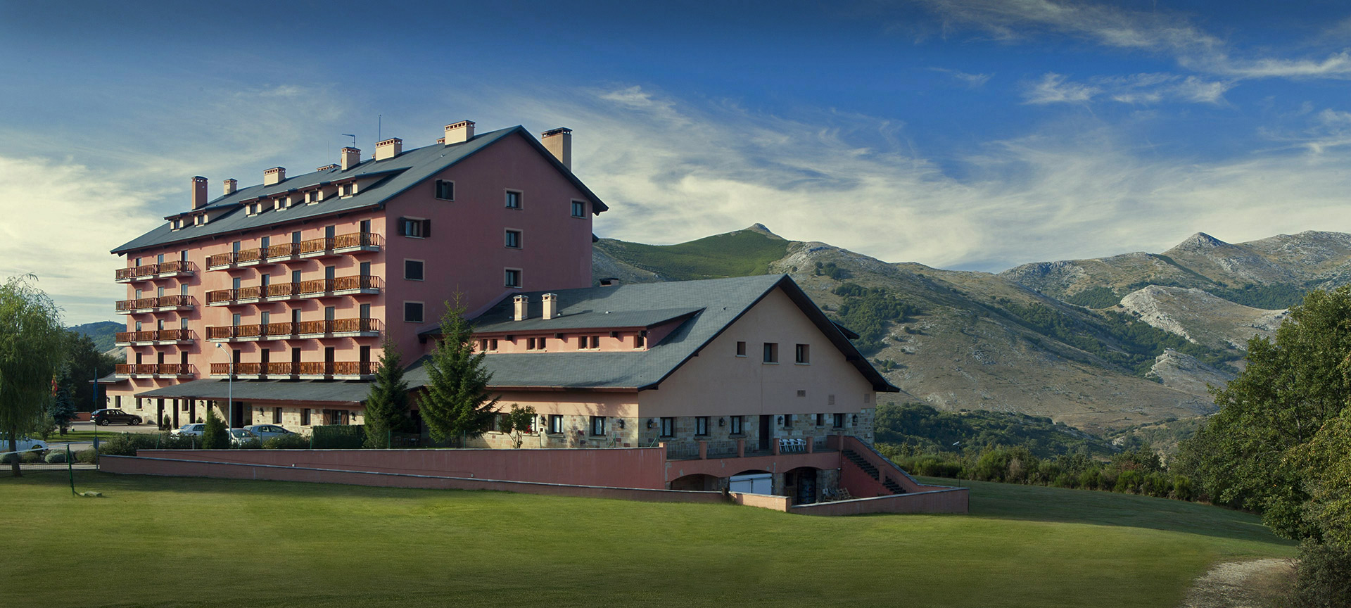 Parador de Cervera de Pisuerga の外観