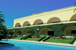 Parador de Ceuta の外観とプール
