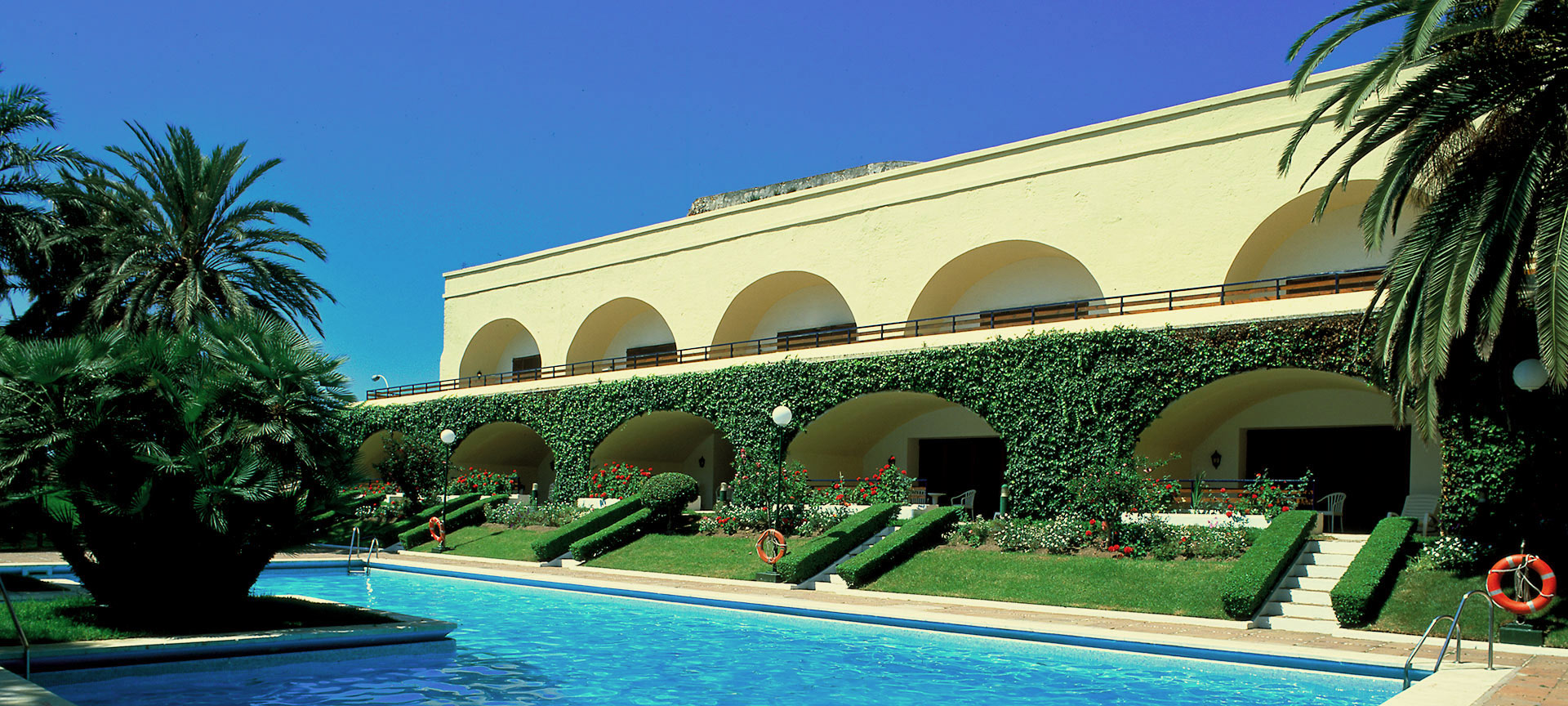 Parador de Ceuta の外観とプール