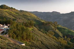 Parador de Cruz de Tejeda の外観と周囲の眺め