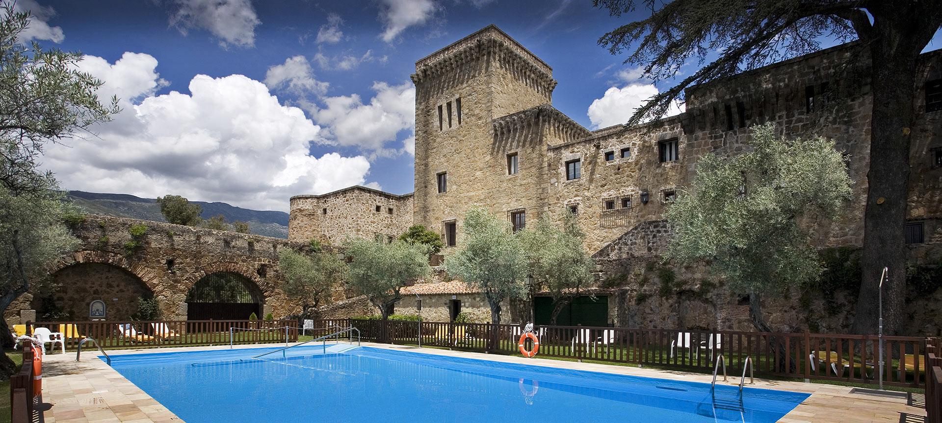 Exterior and swimming pool of the Parador de Jarandilla de la Vera