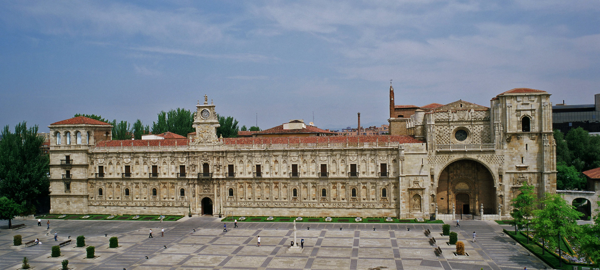 Vista externa do Parador de León
