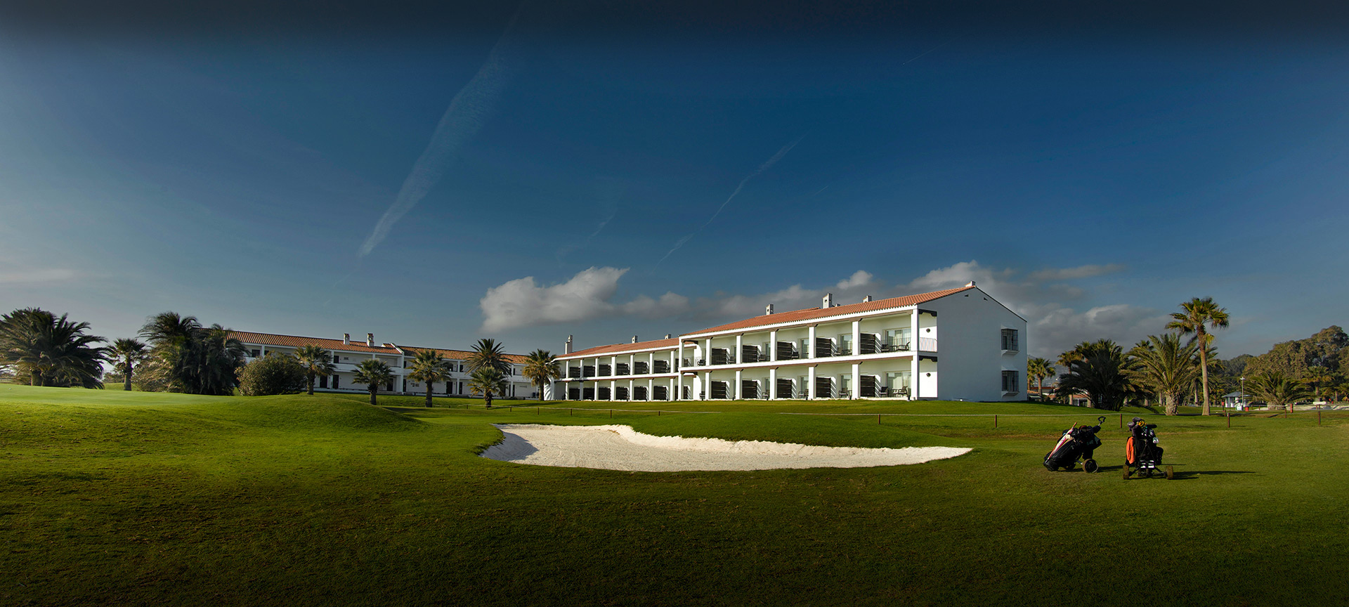 Parador de Málaga Golf の外観とゴルフ場