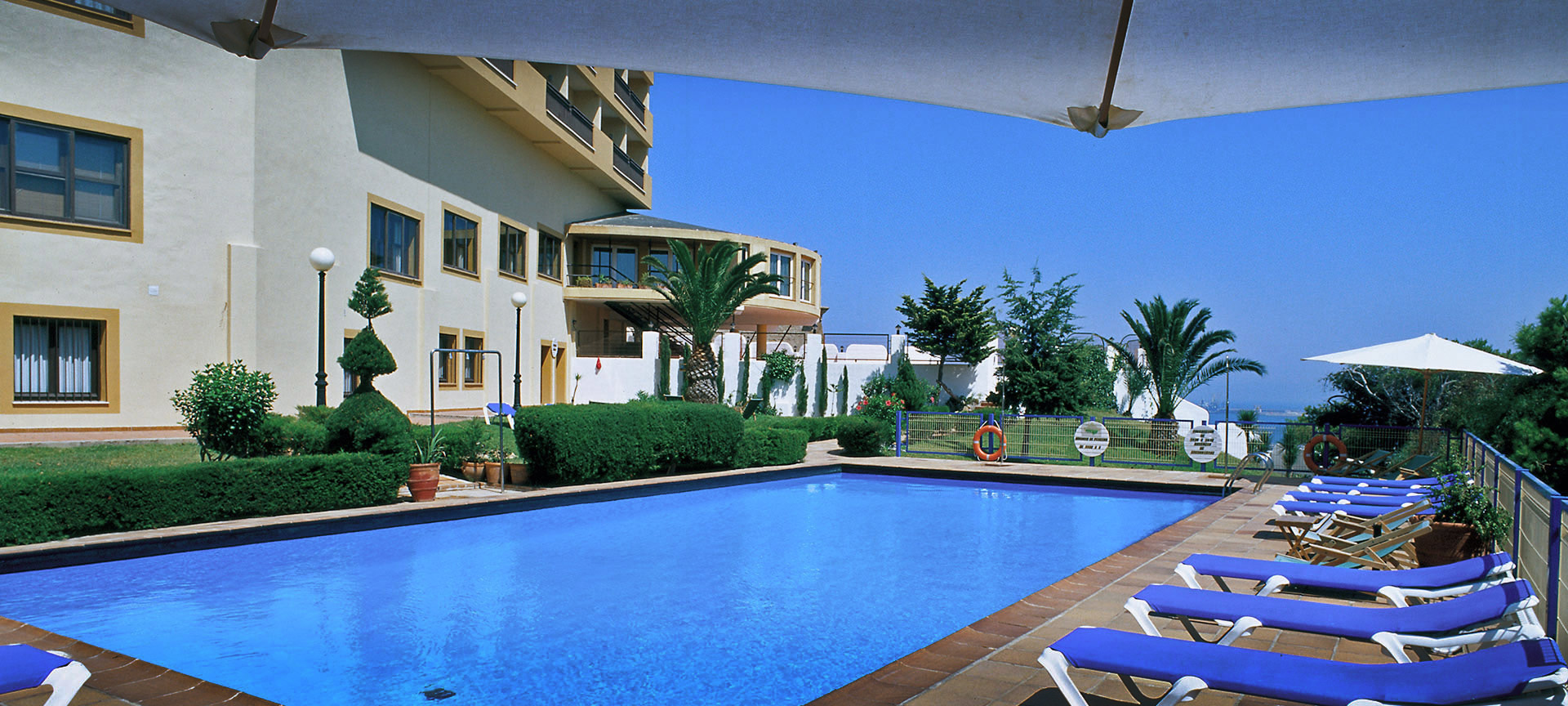 Parador de Melilla の外観とプール