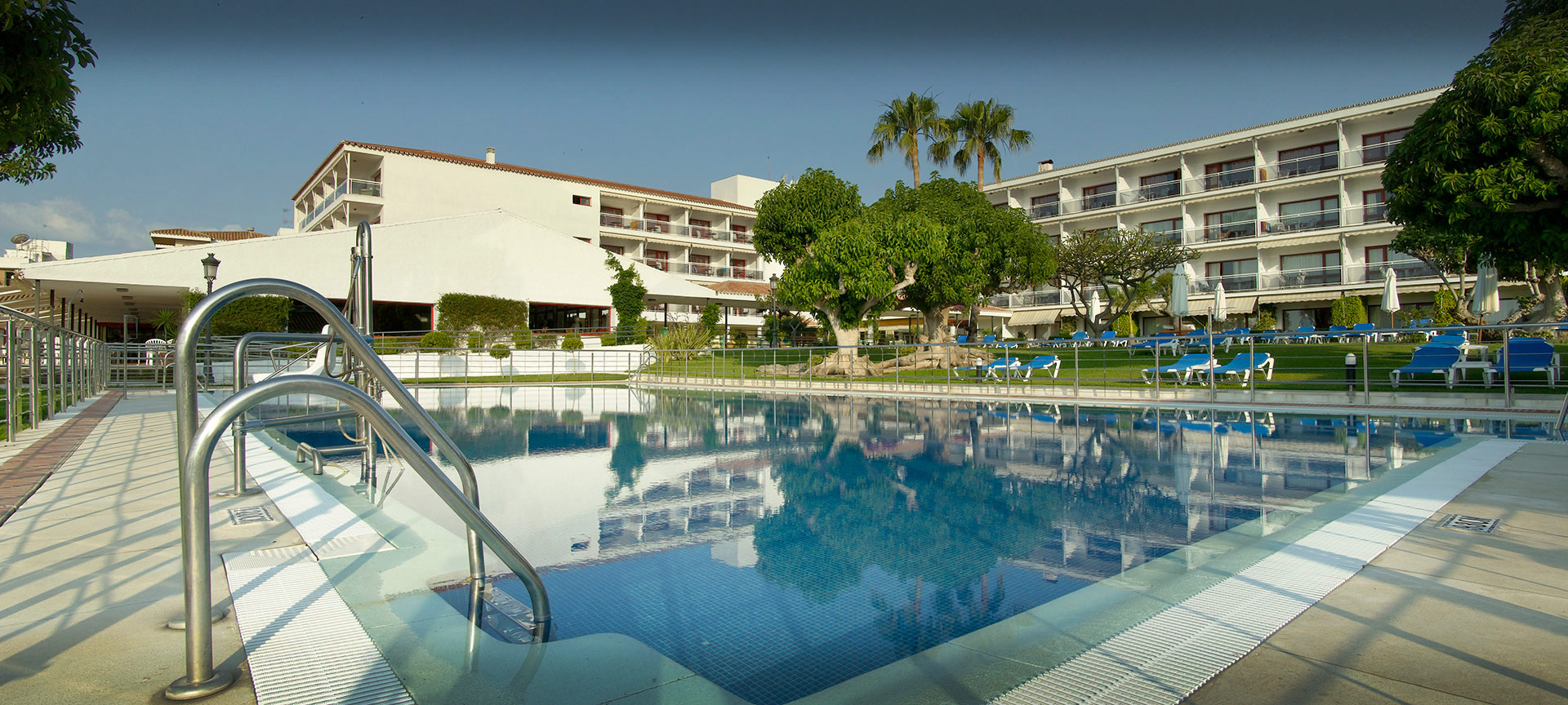 Parador de Nerja の外観とプール