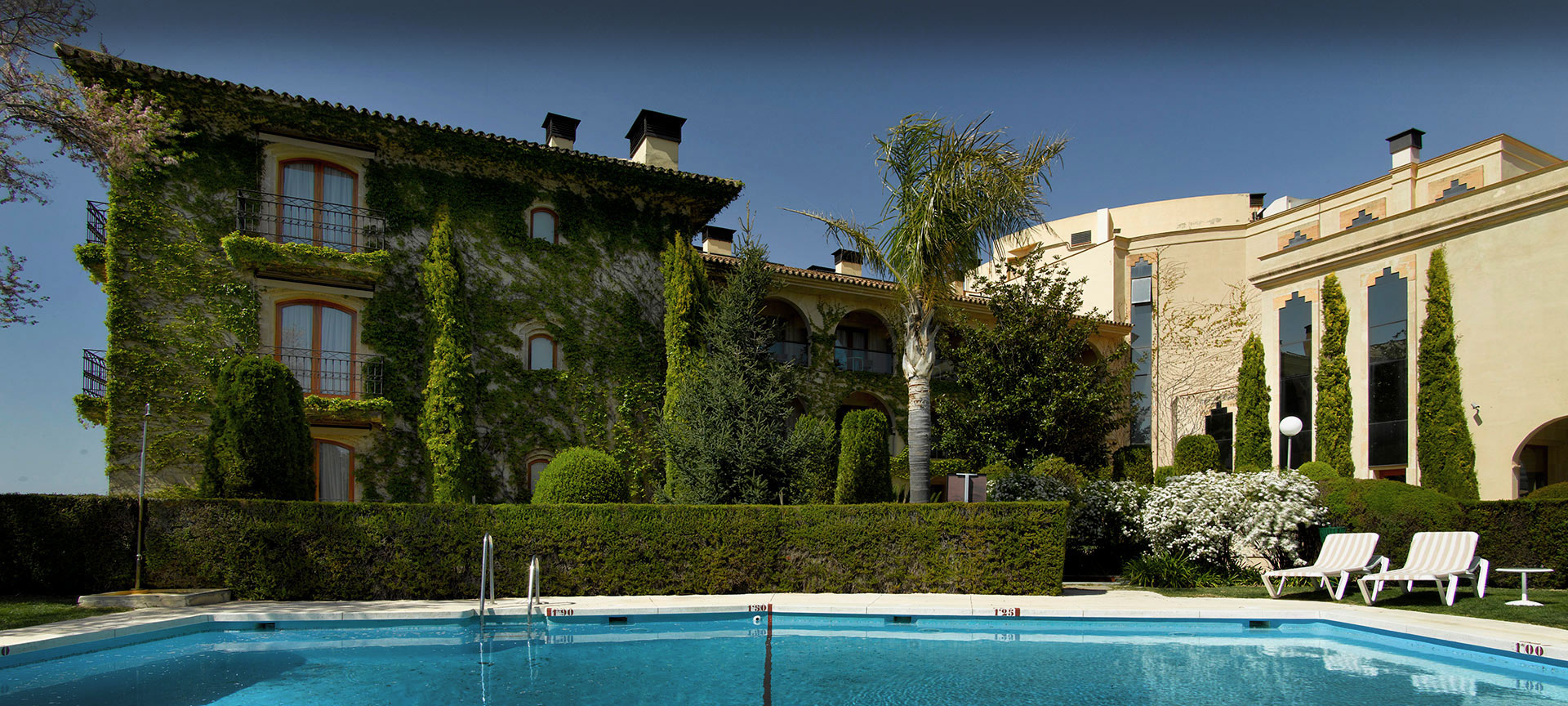 Vue extérieure et de la piscine du Parador de Ronda
