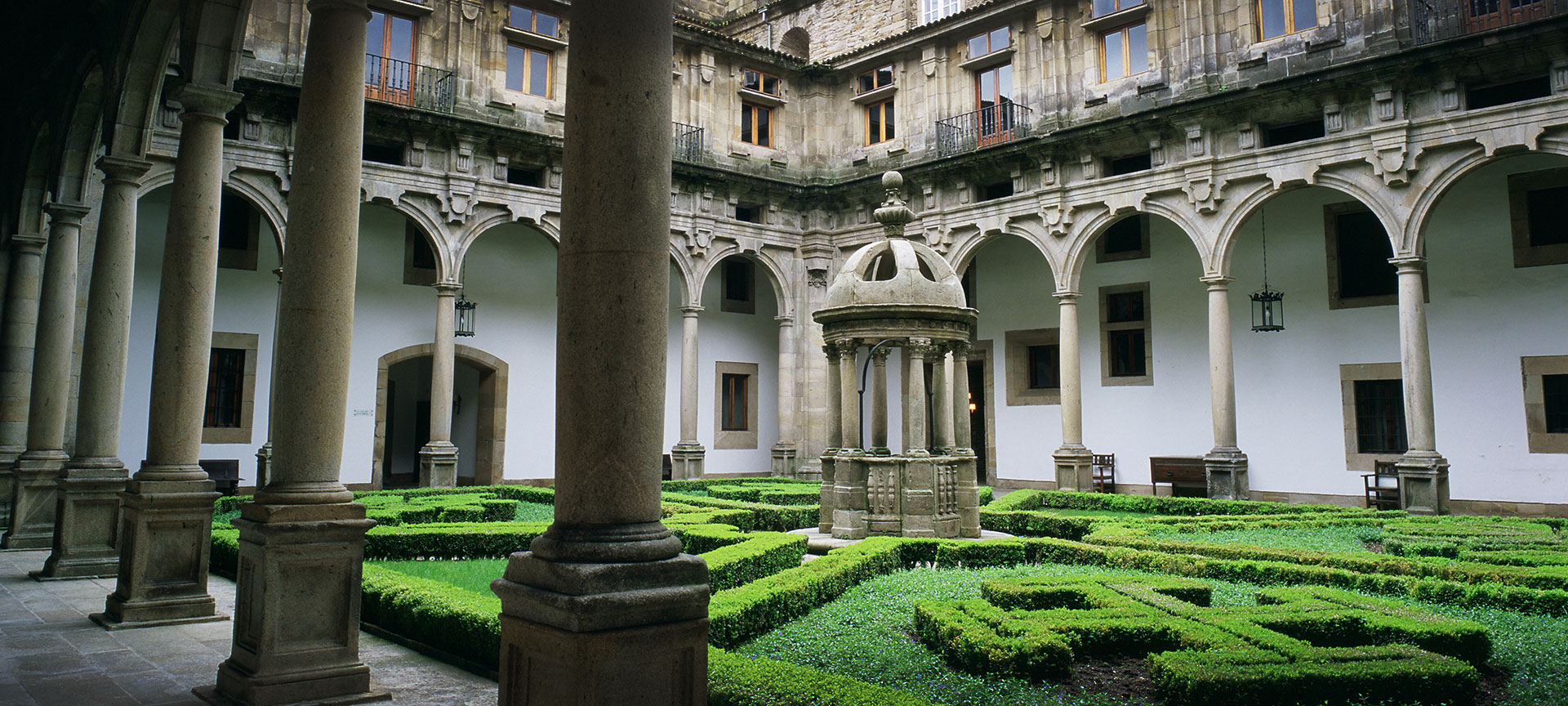 Vista do jardim interno do Parador de Santiago de Compostela