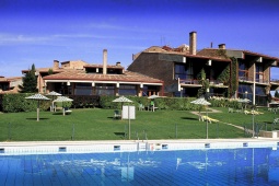 Parador de Segovia の外観とプール