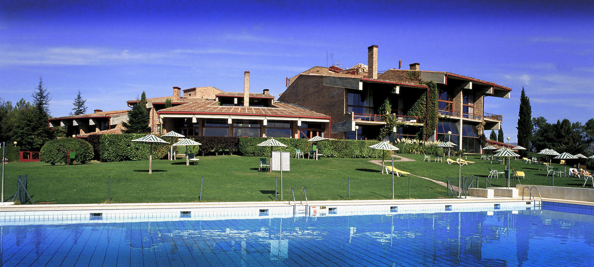 Parador de Segovia の外観とプール
