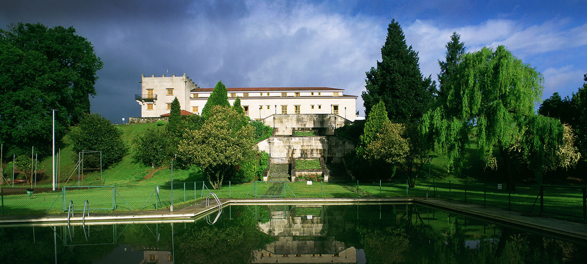 Parador de Tui の外観とプール